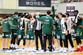 西宮-越谷　敗戦後に集まる西宮のメンバーら
