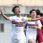 滝川第二－神戸弘陵　後半、自ら得たＰＫを決めて勝ち越し、喜びを爆発させる滝川第二の藤田仁朗（左）＝三木総合防災公園陸上競技場（撮影・小林良多）