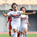 滝川第二－神戸弘陵　終盤、滝川第二の藤田（１０）がＰＫを決めて２－０とし、喜びを爆発させる（いずれも撮影・小林良多）