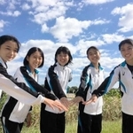 県大会初出場を決め、健闘を誓う尼崎稲園の女子＝西宮市の武庫川河川敷