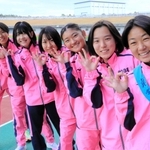 初の県大会出場を勝ち取り、そろいのポーズを決める山手の女子＝三木市の三木総合防災公園陸上競技場