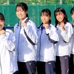 初の県大会に向けて気持ちを高ぶらせる関学の女子＝西宮市の同校