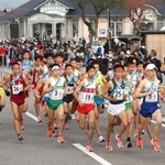 前回大会の１区で勢いよくスタートする男子の選手たち＝丹波篠山市