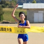 １位でフィニッシュする須磨学園の田村優芽＝丹波篠山市大熊（撮影・鈴木雅之）