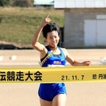 ４連覇を達成した女子・須磨学園のアンカー田村優芽＝７日、丹波篠山市の篠山鳳鳴高（撮影・鈴木雅之）