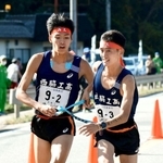男子・西脇工の２区山中達貴（左）からたすきを受ける３区塩田大空（撮影・坂井萌香）