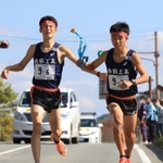 男子・西脇工の６区稲見峻（左）からたすきを受け取るアンカー寺本京介選手＝丹波篠山市内（撮影・吉田敦史）