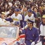 日本シリーズで巨人を下して日本一となり、神戸市内をパレードする田口壮さん（右）＝１９９６年１１月１７日、神戸市中央区東川崎町