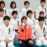 母校を訪れ、金メダルを手に後輩たちと記念写真におさまる東京五輪金メダリストの阿部詩選手＝９日午後、神戸市兵庫区会下山町、夙川中学・高校（撮影・鈴木雅之）