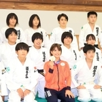 母校を訪れ、金メダルを手に後輩たちと記念写真におさまる東京五輪金メダリストの阿部詩選手＝９日午後、神戸市兵庫区会下山町、夙川中学・高校（撮影・鈴木雅之）