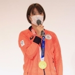 母校で後輩たちに金メダル獲得の報告をする阿部詩選手＝９日午後、神戸市兵庫区会下山町、夙川中学・高校（撮影・鈴木雅之）