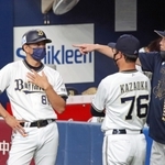 ＣＳを前にオリックス中嶋聡監督（右）や風岡尚幸コーチ（中央）と話し合う田口壮コーチ＝京セラドーム大阪