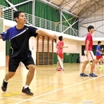 練習に励む社高バドミントン部。兵庫県内の傾向と同じく、部員増は顕著という＝加東市木梨の同校