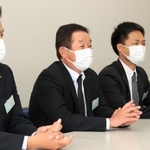 都市対抗野球大会への意気込みを語る三菱重工Ｗｅｓｔの山口敏弘監督（中央）ら＝神戸新聞社（撮影・鈴木雅之）