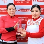 優勝トロフィーを手にする北村響（左）と小林光希