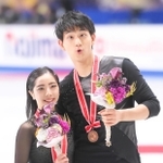 ペアで３位となり、メダルを胸に笑顔を見せる三浦璃来（左）木原龍一組（撮影・堀内翔）