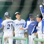 グローリーーみらくるえーす　２回裏、グローリー２死一、二塁、井奥の適時二塁打で生還した福島（２１）笑顔で迎えるナイン