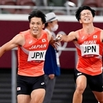 東京五輪陸上・男子４００メートルリレー決勝でバトンパスに失敗する第１走者の多田修平（右）と第２走者の山県亮太＝８月６日、国立競技場