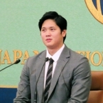 日本記者クラブで会見する大谷翔平＝１５日午前、東京都千代田区