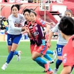 ＩＮＡＣ神戸－新潟　後半、ＩＮＡＣ神戸の成宮（左から３人目）がゴール前に詰めて先制点を決める