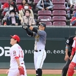 広島・九里から２４号３ランを放つ阪神・佐藤輝＝１０月２４日、マツダスタジアム