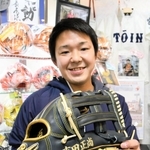 吉田正尚外野手に提供するグラブと、制作者の渡邉翔さん＝西脇市鹿野町