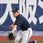 守備練習をする吉田正尚外野手＝京セラドーム大阪