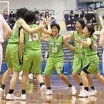 全国高校選手権（ウインターカップ）兵庫県予選女子で２連覇を決め、喜びを爆発させる三田松聖の選手ら＝10月31日、神戸市須磨区、グリーンアリーナ神戸
