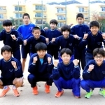 阪神地区予選を初優勝し勢いづく男子・上ケ原のメンバー＝西宮市の同校
