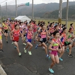 号砲とともに一斉にスタートする女子の選手たち＝２０日午前、豊岡市日高町（撮影・秋山亮太）