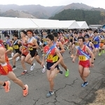 号砲とともに一斉に駆け出す男子の選手たち＝豊岡市日高町（撮影・秋山亮太）