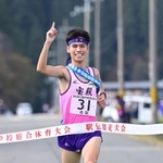 ２３年ぶりの王座に返り咲き、笑顔でフィニッシュする男子・宝殿のアンカー田中颯真＝豊岡市日高町（撮影・秋山亮太）