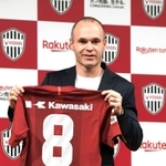 ヴィッセル神戸への加入記者会見で、ユニホームを手にほほ笑むスペイン代表ＭＦアンドレス・イニエスタ＝２０１８年５月