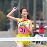 独走で優勝を飾った女子・稲美のアンカー藤田直子＝豊岡市日高町（撮影・秋山亮太）