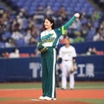 マウンドで左腕をぶんぶんと３度回す吉高由里子さん＝京セラドーム大阪（撮影・吉田敦史）