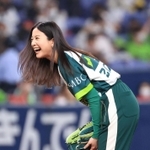 大暴投し、口を大きく開けて笑う吉高由里子さん＝京セラドーム大阪（撮影・吉田敦史）