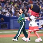 バファローベルに付き添われて退場する吉高由里子さん＝京セラドーム大阪（撮影・吉田敦史）