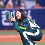 第２戦の始球式で投球後、笑顔でしゃがみ込む吉高由里子さん＝京セラドーム大阪（撮影・吉田敦史）