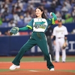 第２戦の始球式で投球する吉高由里子さん＝京セラドーム大阪（撮影・吉田敦史）