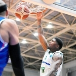 福岡-西宮　第３クオーター、ダンクシュートを決める西宮のジョーンズ（Ｃ）B.LEAGUE