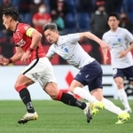 浦和レッズ戦の後半ロスタイムに交代出場した横浜ＦＣの三浦知良（中央）。今季のＪ１リーグで出場したのはこの試合のみで、時間もわずか１分にとどまっている＝３月１０日、埼玉スタジアム