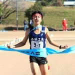 兵庫県大会男子で優勝のフィニッシュテープを切った西脇工の寺本京介は近畿高校駅伝で１区を担う＝１１月７日、丹波篠山市の篠山鳳鳴高（撮影・鈴木雅之）