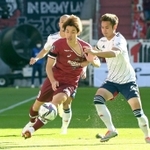 神戸-横浜Ｍ　前半、神戸・大迫（左）が、横浜Ｍ・ティーラトンと激しく競り合う＝ノエビアスタジアム神戸（撮影・秋山亮太）