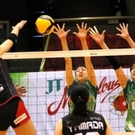 ＪＴ-ＮＥＣ　第４セット、ブロックに跳ぶＪＴの（右から）芥川、籾井