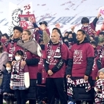試合後のセレモニーで記念撮影するイニエスタ（中央）らヴィッセル神戸の選手たち＝２７日午後、神戸市兵庫区のノエビアスタジアム神戸（撮影・秋山亮太）