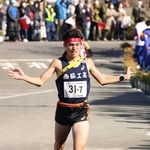 ３位でフィニッシュする男子・西脇工のアンカー藤田大智＝２８日午後、南あわじ市の三原中（撮影・小林良多）