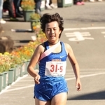 ３位でフィニッシュする須磨学園５区の大西文香＝２８日午前、南あわじ市の三原中学校（撮影・小林良多）