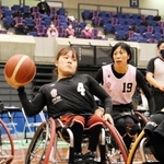 車いすバスケットボール女子の日本代表選手らによる紅白戦に出場した北間（左から２人目）＝グリーンアリーナ神戸