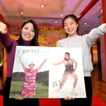 ２０２１年の正月に同い年の坂本花織（右）と対談した際、「新成人の誓い」として「自分らしさ」と記した古江彩佳＝名古屋観光ホテル
