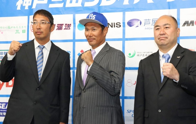 入団会見を開いた久保康友投手（中央）＝三田市三輪、アメニスキッピースタジアム